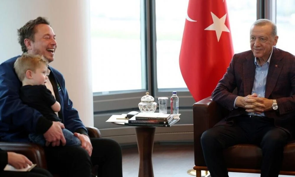 Ο Μασκ συνάντησε τον Ερντογάν με τον γιο του αγκαλιά: «Πού είναι η γυναίκα σας;»